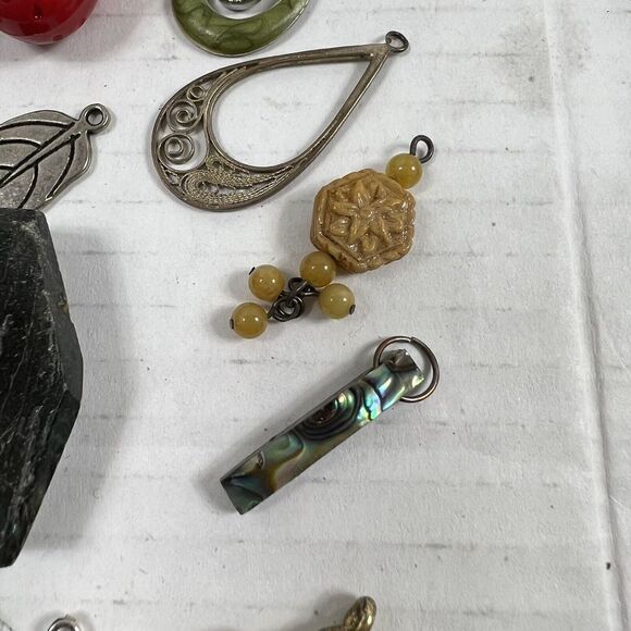 Focal Points Mix Lot Stone Unique Pendants And Jewelry Making Findings Vintage + - Picture 14 of 16
